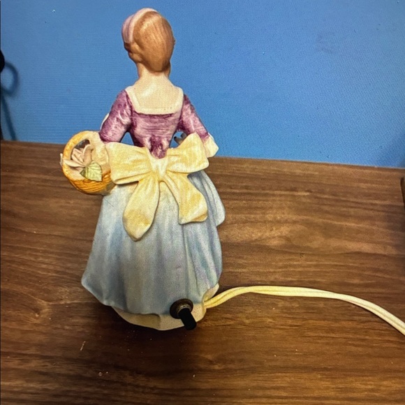 Vintage Ceramic Lady with Roses Night Light 6” WORKS electric - Picture 7 of 9